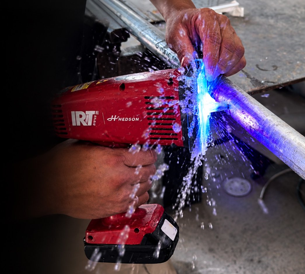 Aplicación de UV Fast Pressure Putty sobre una fuga activa en una tubería