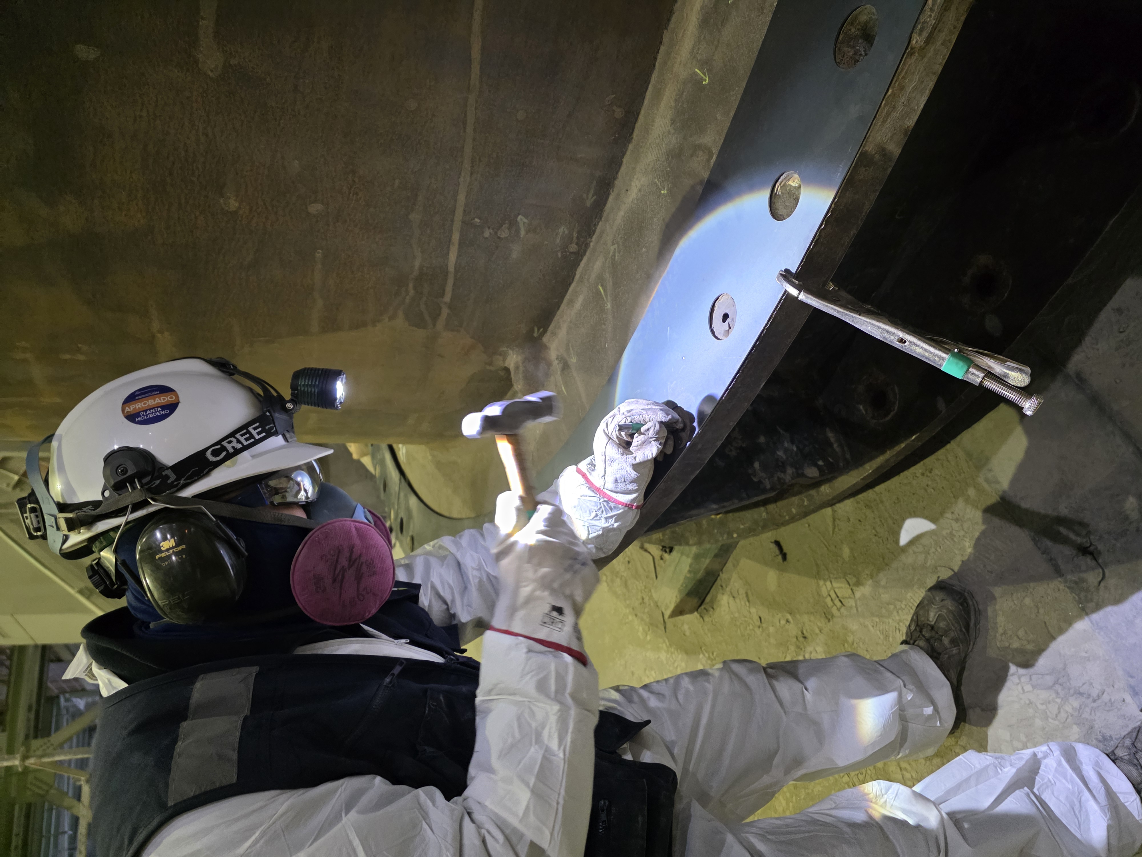Molino de bolas con Trunnion Bearing en intervención, planta de procesamiento