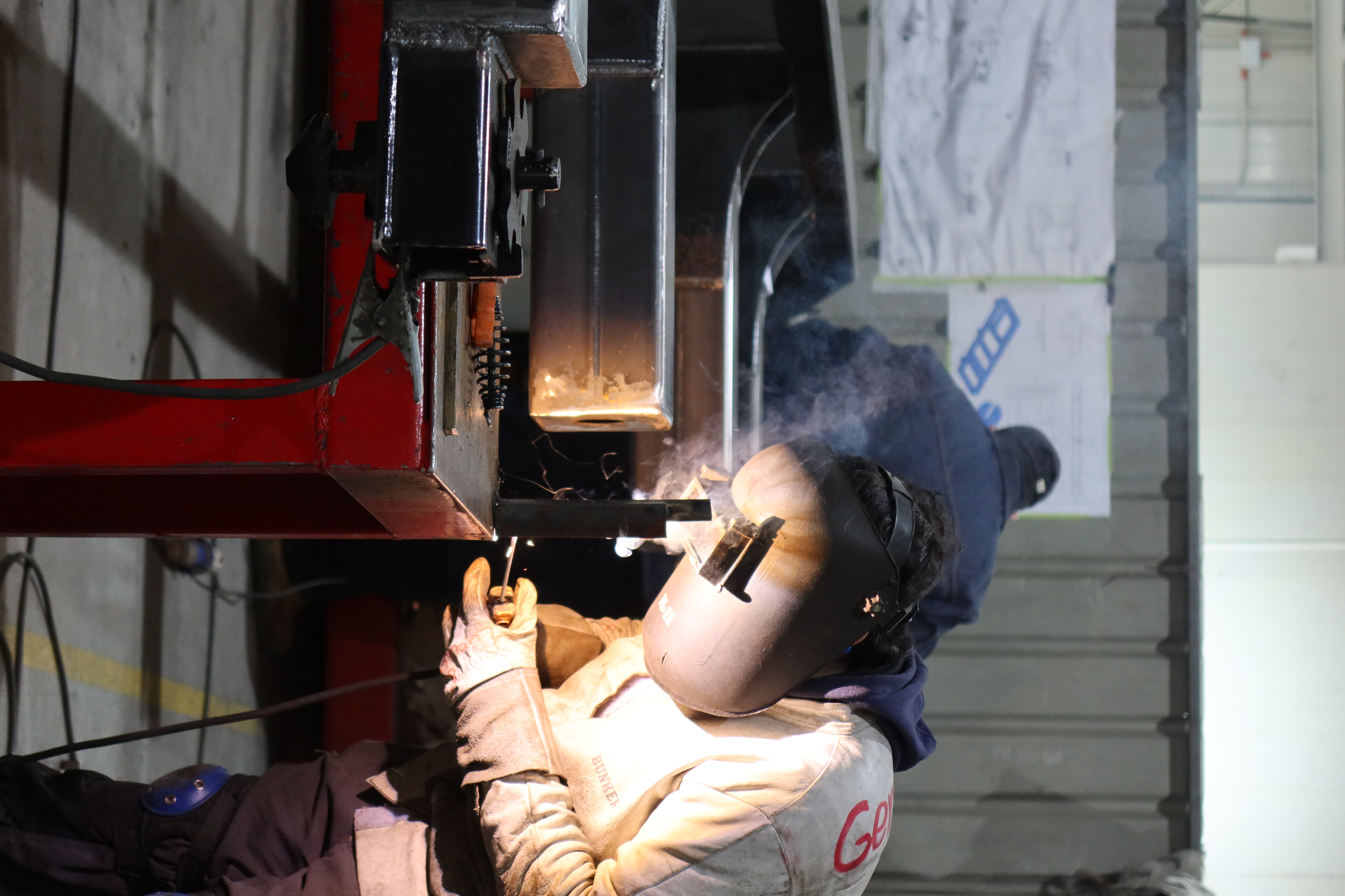 Equipo técnico de R Ingeniería trabajando en la mantención de un molino de bolas